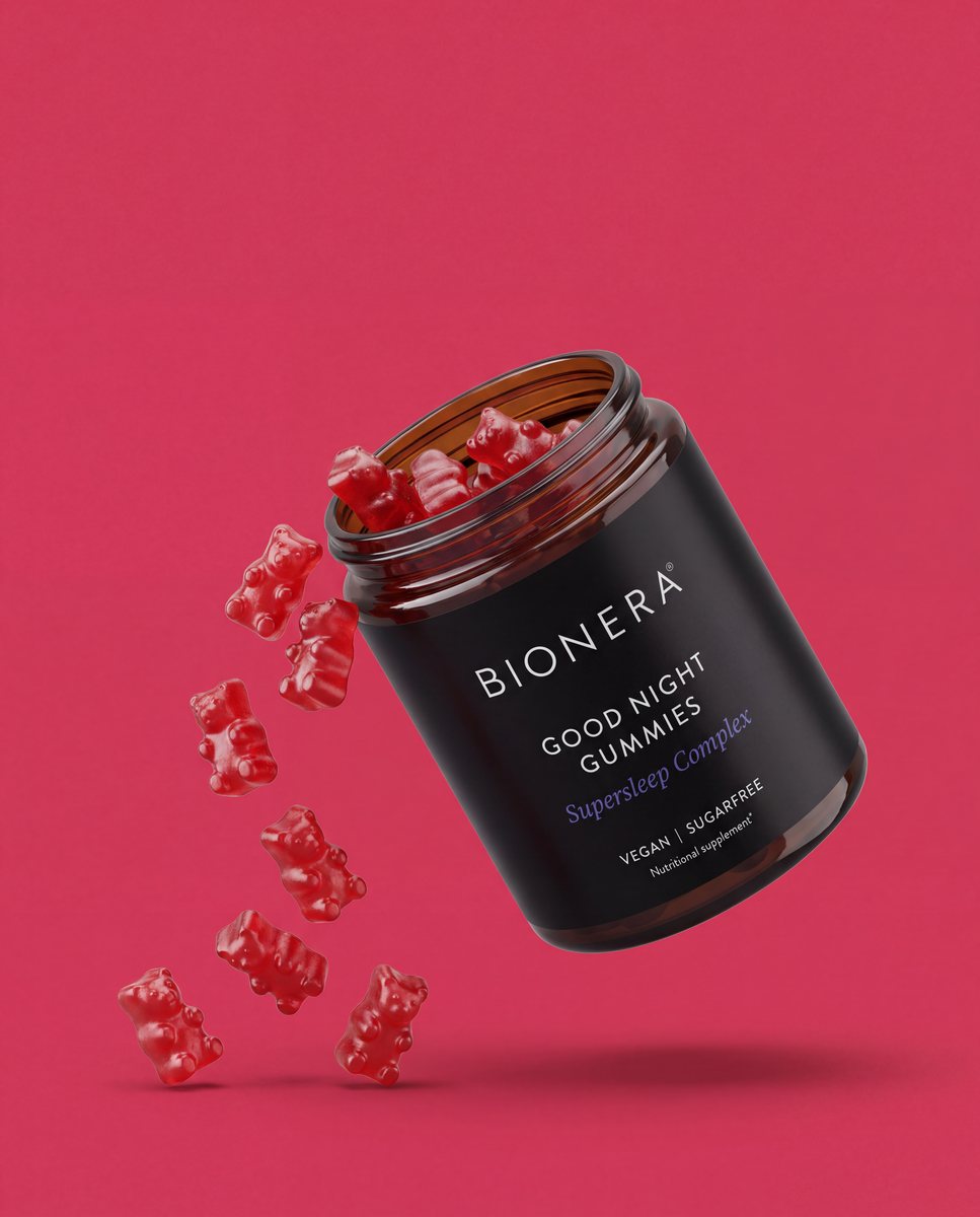 Pot Bionera Good Night Gummies met rode beertjes die eruit rollen, op framboosrood