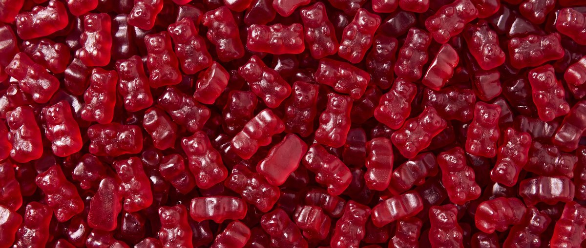 Honderden robijnrode gummybeertjes naast en over elkaar