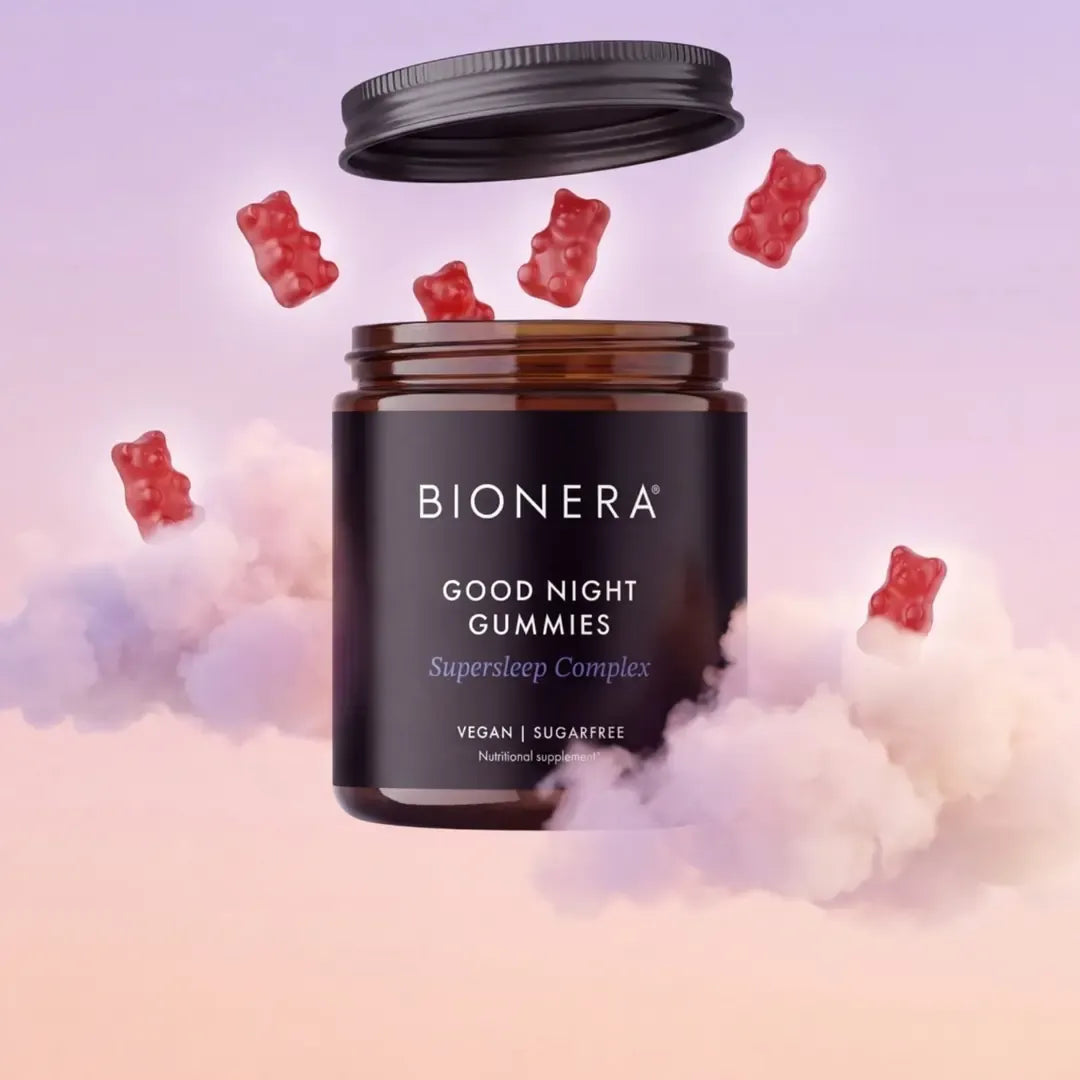 Rode gummies zweven terug naar de open pot tussen de wolken