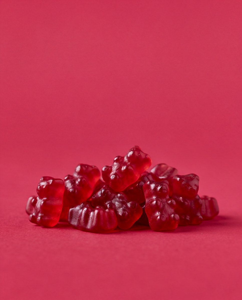 Hoopje zachte rode gummybeertjes met de smaak van wilde bessen