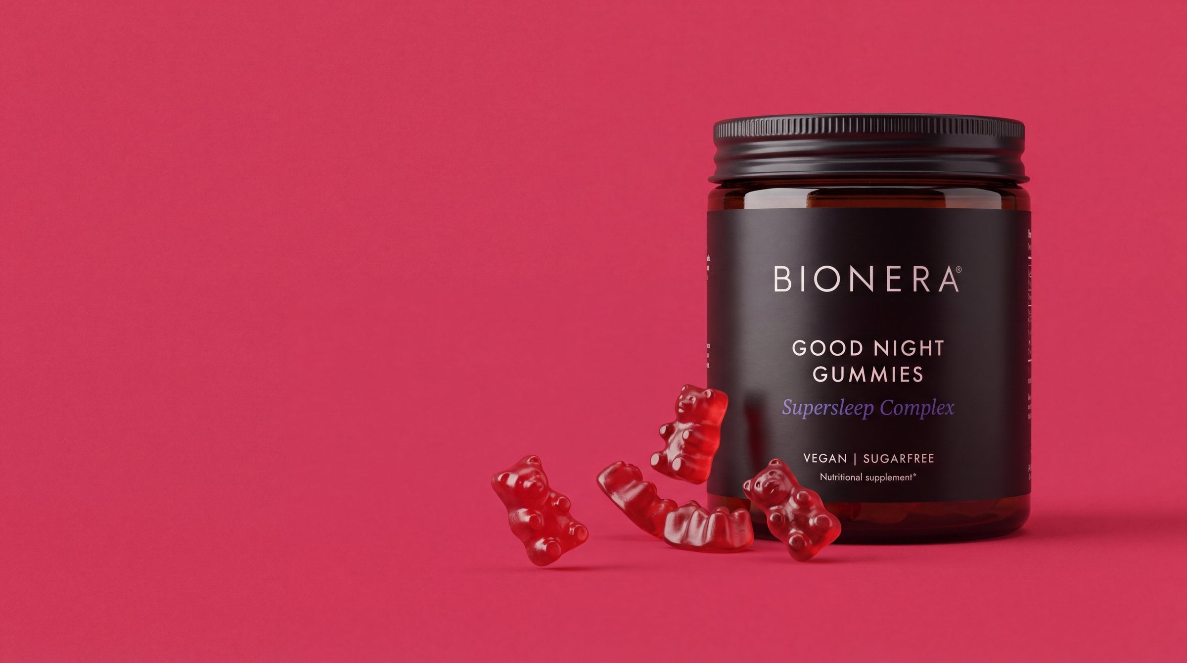 Pot Good Night Gummies met beertjes die over de vloer rollen, op framboosrood